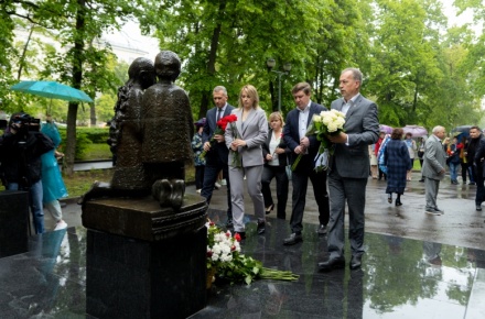 Руководители города и региона почтили память погибших детей