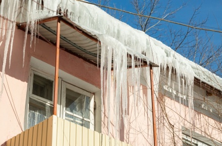 Подтаявшие на крышах ледяные глыбы представляют реальную опасность для липчан
