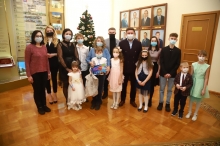 Депутаты горсовета передали новогодние подарки детям, победившим онкологию 