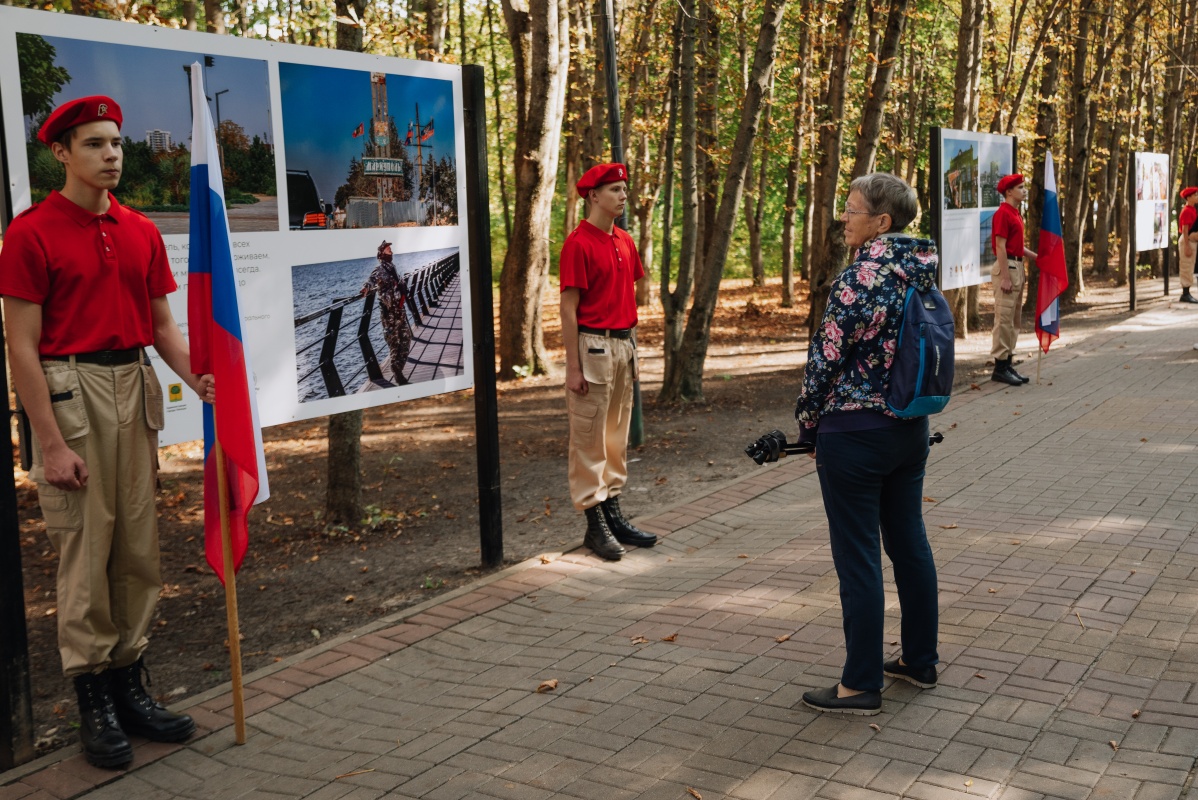 Выставка, посвященная годовщине воссоединения новых регионов с Россией, открылась в парке Победы в Липецке
