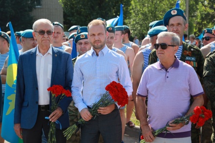 Борис Понаморев поздравил десантников с Днем ВДВ