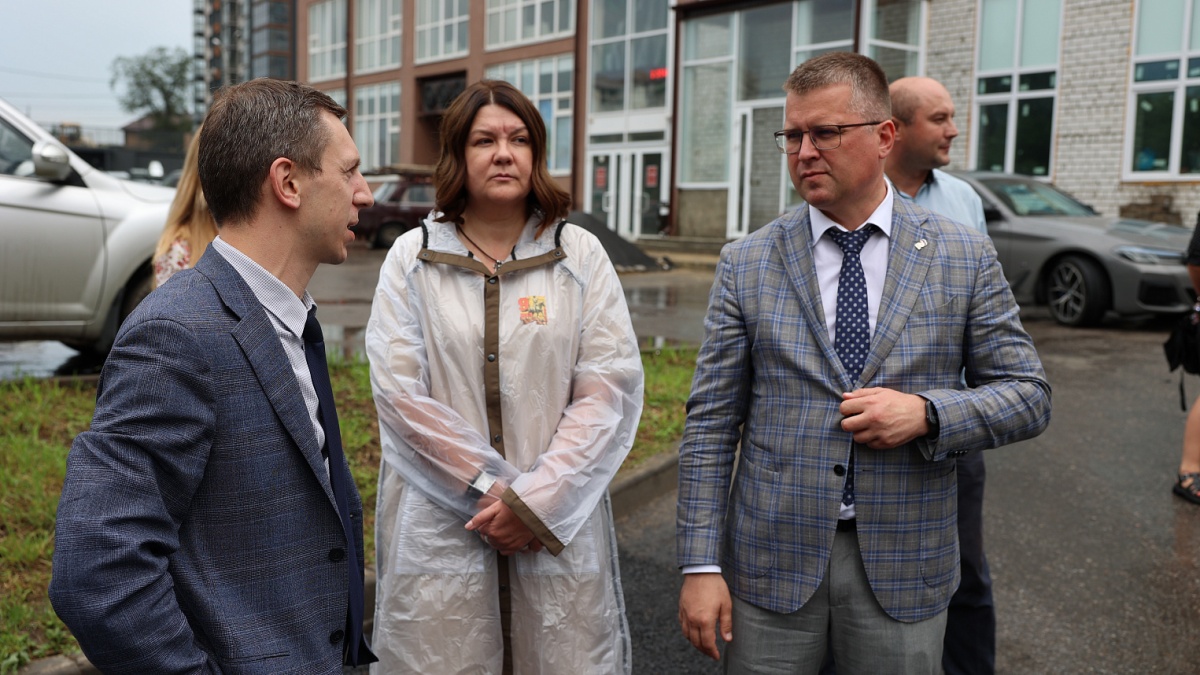 Дмитрий Аверов  и  Евгения Фрай осмотрели дороги, на состояние которых жалуются избиратели