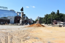 Подготовительные работы по благоустройству площади Петра Великого сменились капитальными