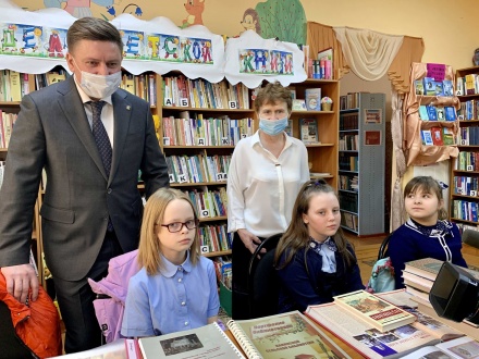 Александр Афанасьев пополнил книжный фонд сельской библиотеки