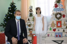 Депутат Александр Кофанов стал Дедом Морозом для девочки из «Центра помощи детям, оставшимся без попечения родителей»