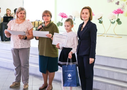 Депутат горсовета Екатерина Пинаева вручила награды лучшим ученикам