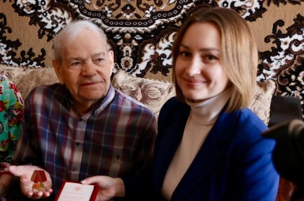 Депутат Екатерина Пинаева вручила юбилейную медаль к 80-летию Победы ветерану Николаю Калинину