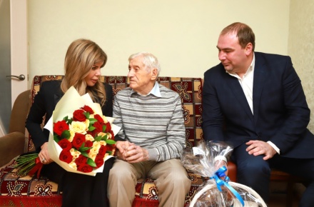 Евгения Уваркина поздравила ветерана Андрея Самсонова со 102-летием