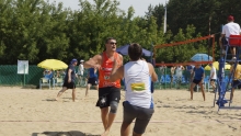 Игорь Тиньков сыграл в  пляжный волейбол