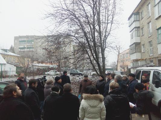 Депутатская комиссия по ЖКХ посетила проблемный дом на улице Гагарина