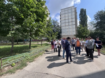 Сквозной проезд, освещение на детской площадке и ливневка: в округе Евгении Фрай обсудили проблемы жителей 