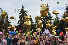 «Липецкие зори-2018» объединили 2,3 тыс. выпускников