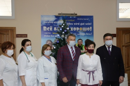 Депутаты горсовета поздравили врачей с наступающим Новым годом 