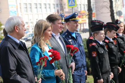 Руководители города возложили цветы к памятнику Юрию Гагарину