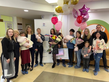 Андрей Выжанов поздравил липецкую семью с рождением тройни
