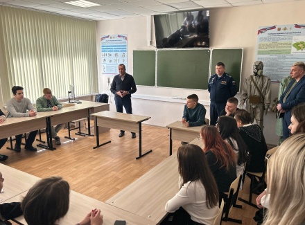 Депутат Станислав Каменецкий организовал патриотическую лекцию для школьников
