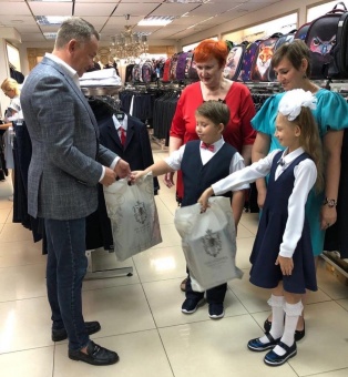 Депутат горсовета Андрей Выжанов помог многодетным семьям собраться в школу