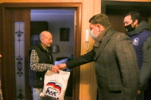 «С Новым годом, ветеран!»:  Спикер горсовета вместе с волонтером поздравил пожилых липчан с праздником 