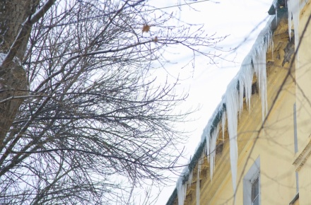 Сосульки и снег: липчанам объясняют, куда обращаться по вопросам расчистки крыш