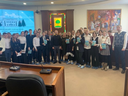 Борис Понаморев рассказал о работе горсовета ученикам лицея №44