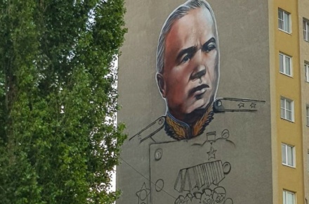 На фасаде липецкой многоэтажки рисуют портрет Героя Советского Союза