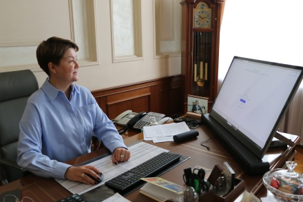 Евгения Фрай проголосовала на выборах в новый состав горсовета онлайн  