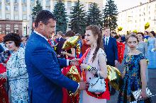 Игорь Тиньков поздравил выпускников с окончанием школы
