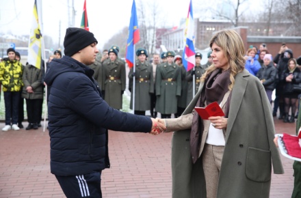 В День призывника на площади Героев вручили 17 военных билетов