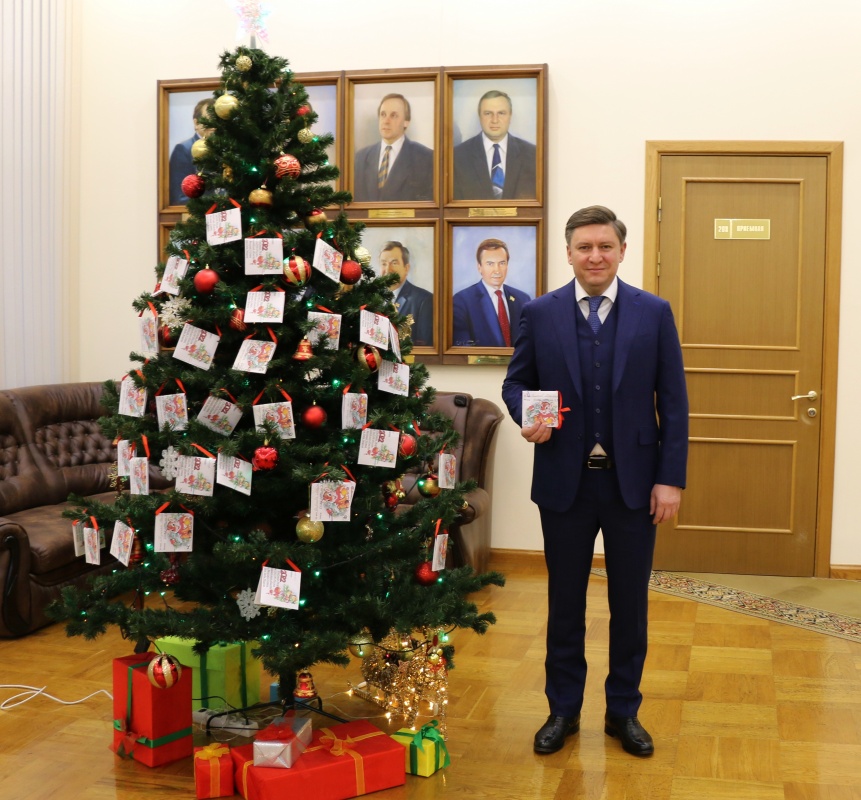 В Липецком горсовете дали старт новогодней акции «Елка желаний»