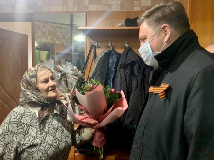 Александр Афанасьев поздравил с Днём Победы Валентину Двуреченскую 