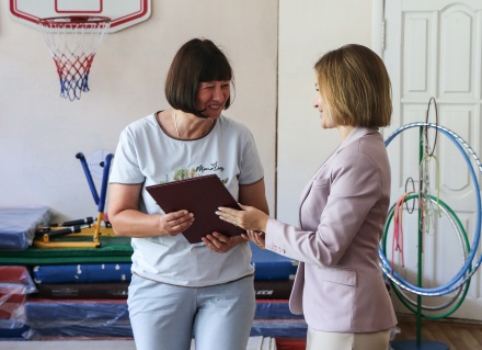 Депутат Екатерина Пинаева вручила награды сотрудникам детского сада