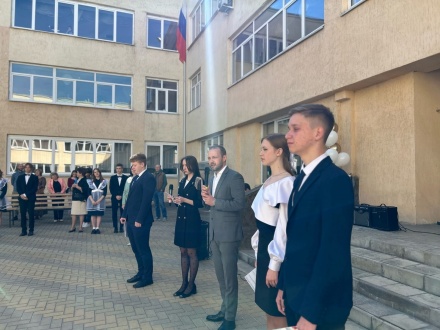 Депутаты горсовета поздравили выпускников школ Липецка с последним звонком 