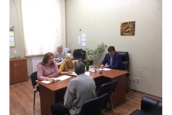 Игорю Тинькову пожаловались на парковку на месте тротуара