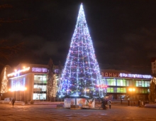 На улицах города появится 12 новогодних елок