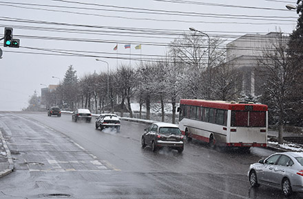 За ночь на дороги города высыпано 25 тонн соли