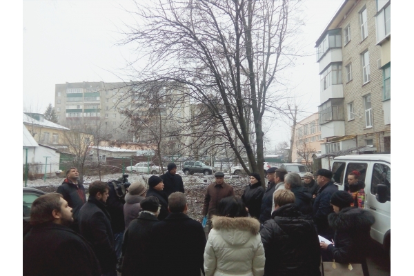 Депутатская комиссия по ЖКХ посетила проблемный дом на улице Гагарина