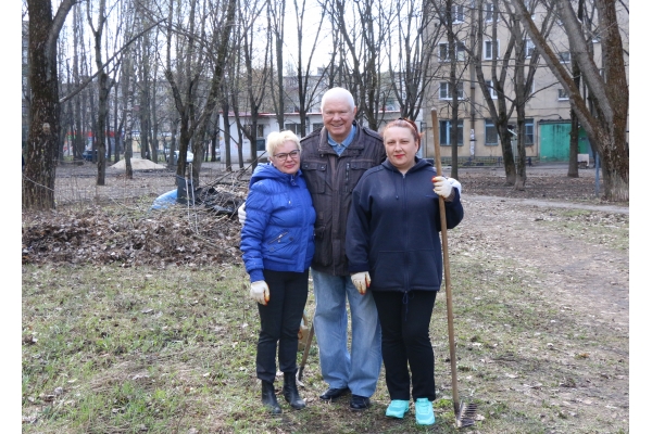 Депутаты горсовета присоединились к субботникам в округах