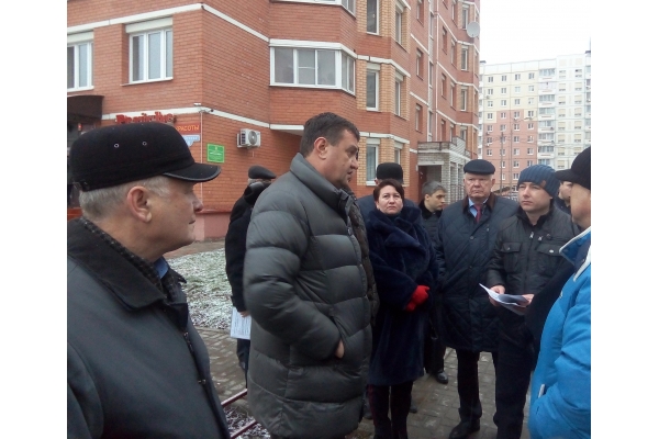 Депутаты горсовета на месте разбирались с благоустройством улицы Лутова