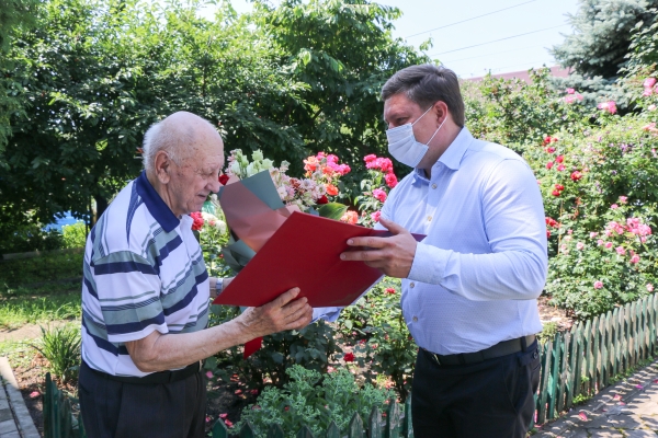 Почётного гражданина Липецка Альберта Соболева с 85-летием поздравил спикер горсовета Александр Афанасьев 