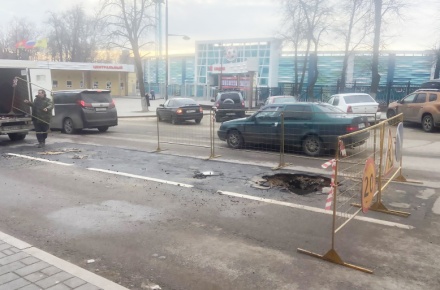 В районе стадиона «Металлург» на улице Первомайская образовалась промоина – специалисты приступили к восстановительным работам