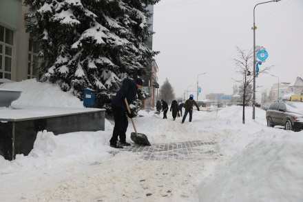 Депутаты и сотрудники аппарата горсовета вышли убирать снег на улице Советской