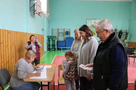 Евгения Фрай пришла на довыборы депутата Госдумы вместе со всей семьей 