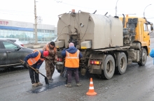 Городские власти проинспектировали работы по аварийному ремонту дорог
