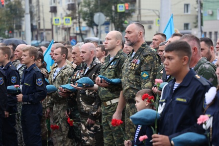В День Воздушно-десантных войск в Липецке состоялся праздничный митинг