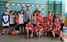 Депутат Александр Афанасьев наградил победителей школьного турнира по мини-футболу