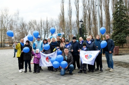 Липчане собрались в парке, чтобы «зажечь синим» в поддержку особенных детей