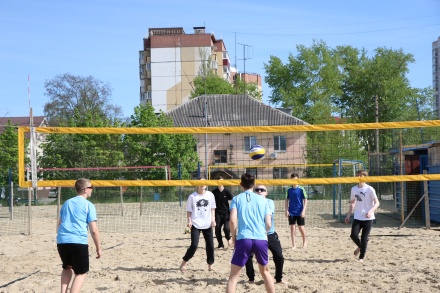 Липецкие школьники отметили День Победы на волейбольной площадке