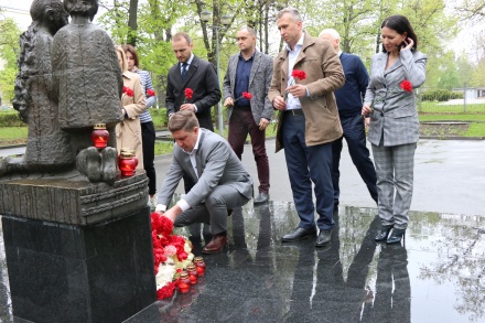 Спикер и аппарат Липецкого горсовета почтили память жертв трагедии в Казани