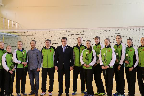 Игорь Тиньков поздравил липецких волейболисток с 8 Марта