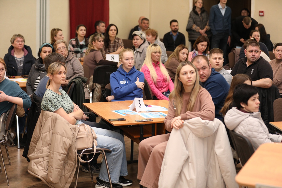 Парковки,  детские площадки и освещение: жители округа Евгении Фрай выбирают приоритеты развития территории 